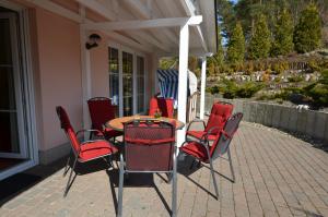einen Tisch und Stühle auf einer Terrasse in der Unterkunft Haus Marikkendörp in Middelhagen