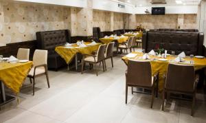 מסעדה או מקום אחר לאכול בו ב-The AVR Hotels & Banquets