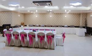 Zona business o sala conferenze di The AVR Hotels & Banquets