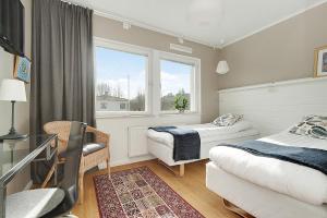 1 dormitorio con 2 camas y ventana en EttSmart Hotell, en Sollentuna