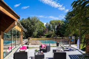 Bazén v ubytování Hôtel & Spa Les Bartavelles nebo v jeho okolí