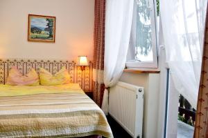 Tempat tidur dalam kamar di Cichy Kącik w Karpaczu