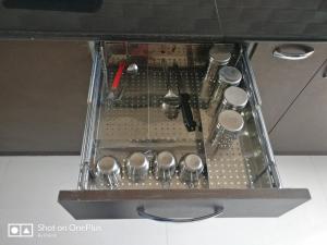 un portapacchi metallico con cucchiai e utensili di BrickNest homes a Mysore