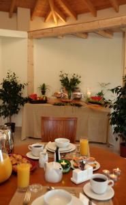 Ménites的住宿－Armonia Resort，一张木桌,上面放着食物盘
