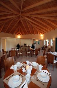 ein großes Esszimmer mit Tischen und Stühlen in der Unterkunft Armonia Resort in Ménites