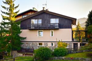 a large house with a balcony on top of it at Cichy Kącik w Karpaczu in Karpacz