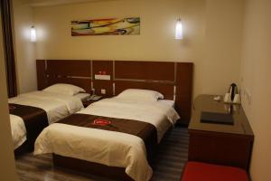 Een bed of bedden in een kamer bij Thank Inn Chain Hotel Huebei Jinmen Jingshan County Chengzhong Road