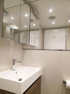Ванная комната в Modern 1 Bedroom Apartment in Kensington