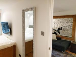 Кровать или кровати в номере Modern 1 Bedroom Apartment in Kensington