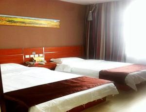 um quarto de hotel com duas camas e uma janela em Thank Inn Chain Hotel Jiangsu Yancheng Jianhu Guanhua Road em Jianhu