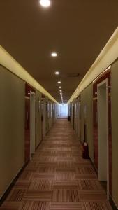 an empty hallway of an office building with a wooden floor at Thank Inn Chain Hotel Shanxi Lvliang County Taihe North Road in Houganquan