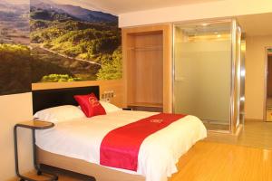 Postelja oz. postelje v sobi nastanitve Thank Inn Plus Hotel Sichuan Neijiang Hongxing Red Star Macalline