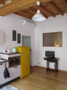 フィレンツェにあるFirenze Santa Croceのキッチン(黄色い冷蔵庫、テーブル付)