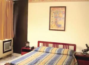 Un pat sau paturi într-o cameră la ApartaSuites Hotel Montecarlo