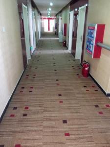 an empty hallway in a building with a long floor at Thank Inn Chain Hotel Hebei Cangzhou Dongwaihuan International Hardware Plaza in Cangzhou