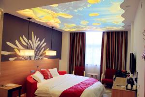 Gulta vai gultas numurā naktsmītnē Thank Inn Plus Hotel Shandong Daminghu