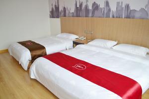 Un pat sau paturi într-o cameră la Thank Inn Chain Hotel Zhangjiakou Zhangbei County Tianbao New City