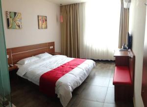 um quarto com uma cama grande e um cobertor vermelho em Thank Inn Chain Hotel Hebei Shijiazhuang Luancheng Communication University em Mengdongzhuang