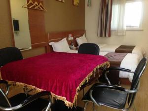 Posteľ alebo postele v izbe v ubytovaní Thank Inn Chain Hotel Hebei Langfang Guan Bus Station