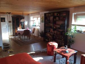 a living room with a table and a dining room at schones Zimmer in Gimmeldingen/ Konigsbach in Neustadt an der Weinstraße
