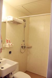 uma casa de banho com um chuveiro, um WC e um lavatório. em Thank Inn Plus Hotel Shandong Daminghu em Jinan