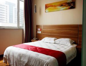 Un dormitorio con una cama grande y una ventana en Thank Inn Chain Hotel Hebei Cangzhou Qing County Nanhuan Road en Qing