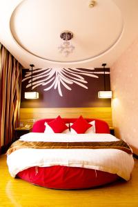 Cama o camas de una habitación en Thank Inn Chain Hotel Hebei Chengde Shuangluan District Central Avenue