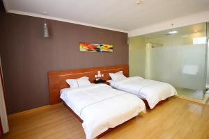 Un pat sau paturi într-o cameră la Thank Inn Chain Hotel Shandong Binzhou Bus Station