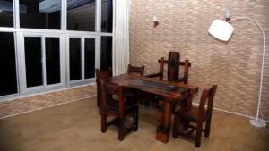 une salle à manger avec une table, des chaises et une lampe dans l'établissement Thank Inn Chain Hotel Guangdong Shanwei Haifeng County Erhuan Dongnanqiao, à Shanwei