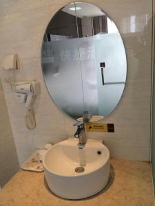 baño con espejo y lavabo blanco en Thank Inn Chain Hotel Hebei Cangzhou West Jiefang Road en Cangzhou