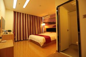 une chambre d'hôtel avec un lit et une douche dans l'établissement Thank Inn Chain Hotel Ningxia Yinchuan Xixia District Tongxin Road, à Yinchuan
