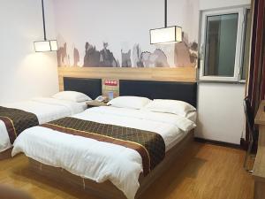 Cama o camas de una habitación en Thank Inn Chain Hotel Hebei Chengde Shuangluan District Central Avenue
