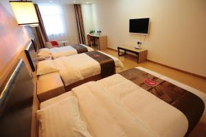 Cette chambre comprend 3 lits et une télévision à écran plat. dans l'établissement Thank Inn Chain Hotel Ningxia Yinchuan Xixia District Tongxin Road, à Yinchuan
