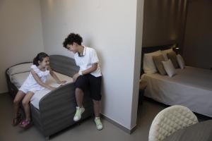 A bed or beds in a room at Hotel Crystal