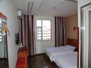 Habitación de hotel con 2 camas y ventana en Thank Inn Chain Hotel Shangxi Changzhi Daqing Road, en Changzhi
