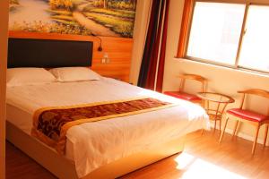 Un pat sau paturi într-o cameră la Thank Inn Chain Hotel Shandong Heze Yuncheng County Ximen Street Shuichu Haohan City