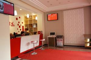 a restaurant with a bar with a laptop on the counter at Thank Inn Chain Hotel Hunan Loudi New Huaxuefu Road in Dongling