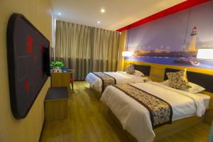 ein Hotelzimmer mit 2 Betten und einem großen Fenster in der Unterkunft Thank Inn Chain Hotel Shandong Weifang Changyi Tianshui Road in Changyi