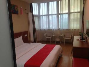 1 dormitorio con 1 cama, escritorio y ventanas en Thank Inn Chain Hotel Hebei Langfang Guan Bus Station, en Liuquan