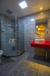 ein Bad mit einer Glasdusche und einem Waschbecken in der Unterkunft Thank Inn Chain Hotel Shandong Weifang Changyi Tianshui Road in Changyi