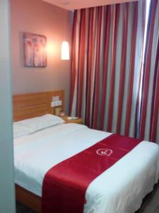 um quarto de hotel com uma cama com um cobertor vermelho em Thank Inn Chain Hotel Jiangxi Yichun Fengxin East Fengchuan Road Huangni Lane em Fengxin