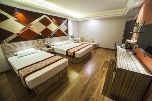 a hotel room with two beds in a room at JUNYI Hotel Jiangsu Yancheng Tinghu District Jinying International Shopping Center in Yancheng