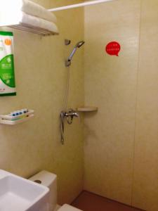 ein Bad mit einer Dusche, einem WC und einem Waschbecken in der Unterkunft Thank Inn Chain Hotel Henan Xuchang Railway Station Qiyi Road in Xuchang