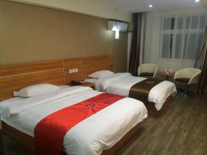 una habitación de hotel con 3 camas en una habitación en Thank Inn Chain Hotel Henan Xinyang Shangcheng County Huayuan Road, en Shangcheng