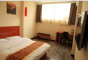 a bedroom with a bed and a desk and a window at Thank Inn Chain Hotel Jiangsu Suqian Siyang Renmin Road in Li-k'ou-tzu