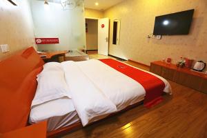 A bed or beds in a room at Thank Inn Chain Hotel Zhangjiakou Huailai County Shacheng Railway Station