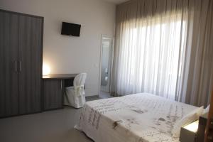 A bed or beds in a room at Hotel Crystal