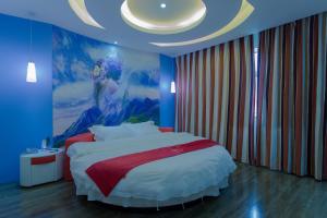 Tempat tidur dalam kamar di Thank Inn Plus Hotel Henan Luoyan Xigong District Wangcheng Avenue
