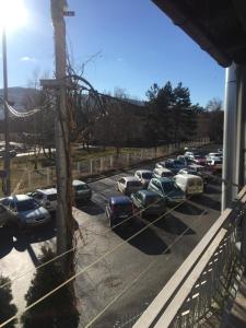 Une rangée de voitures garées sur un parking dans l'établissement Apartment Centar, à Novi Pazar