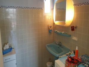 a bathroom with a green sink and a mirror at 5VSE-LAM56 Appartement avec vue sur la baie in Collioure